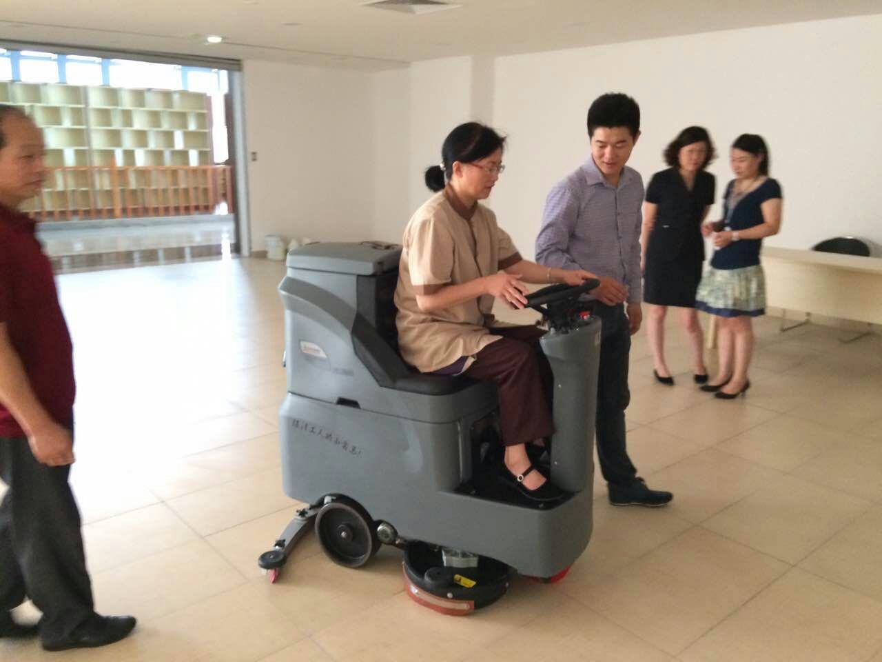 駕駛式洗地機的電瓶多長時間更換一次，大約多少錢？