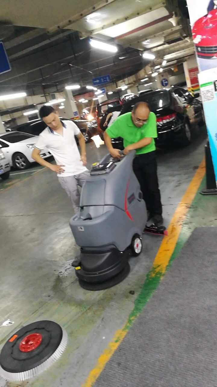 選擇租保潔設(shè)備洗地機(jī)有什么好處？