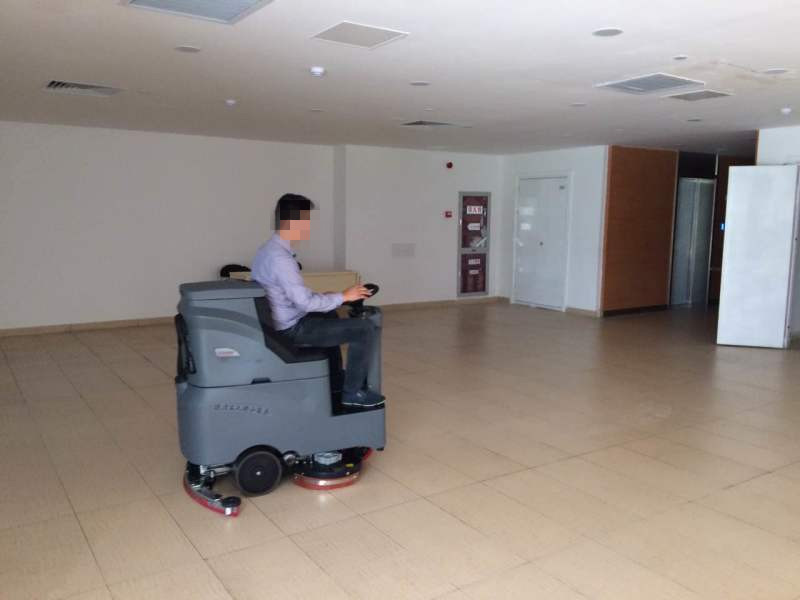 市場上的全自動洗地機(jī)的價(jià)格是多少錢一臺？