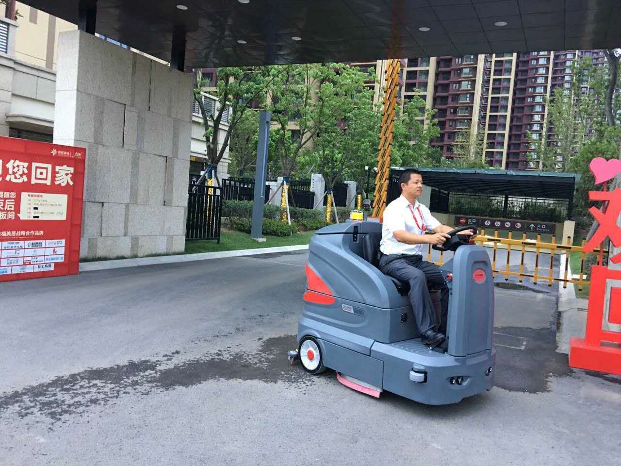 駕駛式洗地機(jī)引領(lǐng)行業(yè)前行，創(chuàng)造現(xiàn)代社會的創(chuàng)建文明
