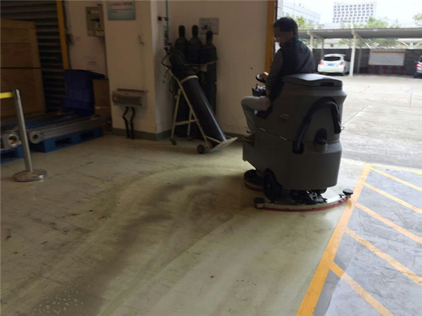 駕駛式洗地車哪個(gè)牌子好，怎么選？
